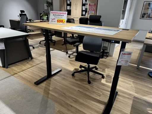 Elektrisch höhenverstellbarer Schreibtisch